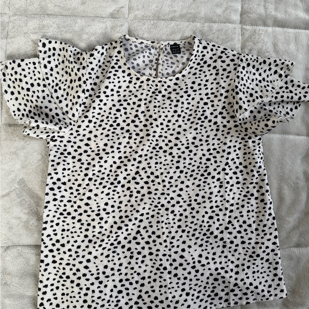 ⚠️Spotted Ruffle Sleeve Blouse⚠️